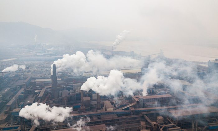 La vue aérienne prise avec un drone montre la pollution émise par les usines sidérurgiques de Hancheng, dans la province du Shaanxi, en Chine, le 17 février 2018. (Fred Dufour/AFP/Getty Images)