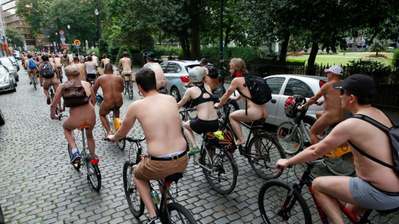 Les cyclistes participent à la "Cyclonudista" à Bruxelles, le 16 juin 2018. (Photo credit should read NICOLAS MAETERLINCK/AFP via Getty Images)