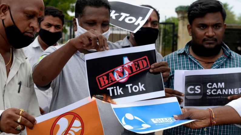 Les membres de l'organisation City Youth tiennent des affiches arborant les logos des applications chinoises en soutien au gouvernement indien qui a interdit la très populaire application de partage de vidéos TikTok, à Hyderabad, en Inde, le 30 juin 2020. (Noah Seelam/AFP via Getty Images)