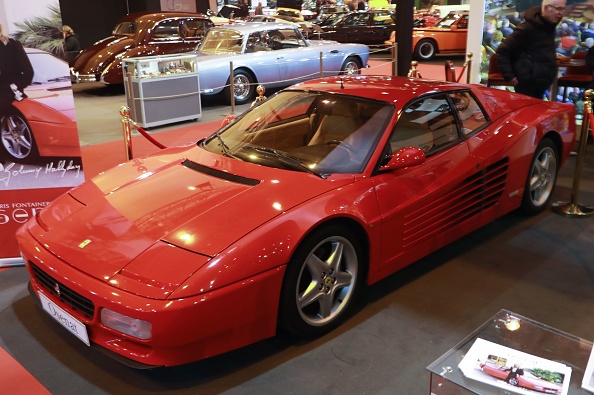 La Ferrari 512 TR de 1994 ayant appartenu à Johnny Hallyday présentée pendant le salon Rétromobile à Paris en février 2018. Crédit : JACQUES DEMARTHON/AFP via Getty Images.