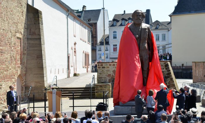 La statue Karl Marx, érigée le 5 mai 2018 dans sa ville natale de Trèves, en Allemagne. (HARALD TITTEL/AFP/Getty Images)