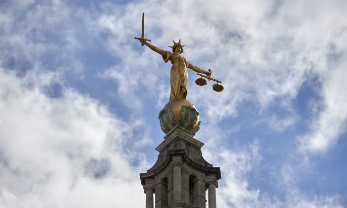 La "Lady of Justice", une statue de 3 m de haut, dorée à la feuille, est représentée sur le dôme de la Cour pénale centrale, communément appelée The Old Bailey, dans le centre de Londres, le 21 août 2016. (Niklas Halle'n/AFP/Getty Images)