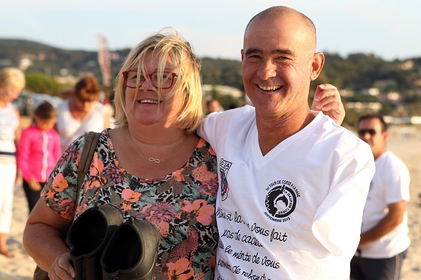 Thierry Corbalan photographié à Porticcio (Corse-du-Sud) avec son épouse le 10 septembre 2015 avant sa tentative de tour de Corse à la nage en relais. Crédit : PASCAL POCHARD-CASABIANCA/AFP via Getty Images.
