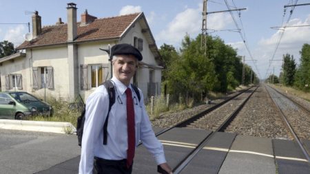 Pressé d’arriver au stade pour voir jouer ses fils, Jean Lassalle se gare au milieu de la voie ferrée et bloque un train