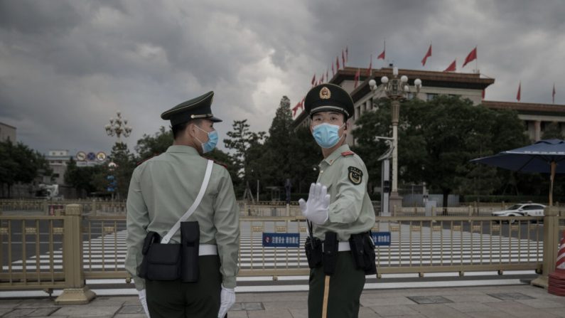 Des soldats de l'Armée populaire de libération montent la garde devant le Grand Hall du peuple sur la place Tiananmen à Pékin, le 25 mai 2020. (Andrea Verdelli/Getty Images)
