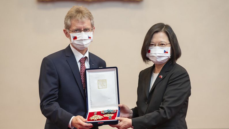 La présidente taïwanaise Tsai Ing-wen (à droite) remet une médaille au président du Sénat tchèque Milos Vystrcil au bureau présidentiel de Taïwan à Taipei, le 3 septembre 2020. (Bureau présidentiel de Taïwan)