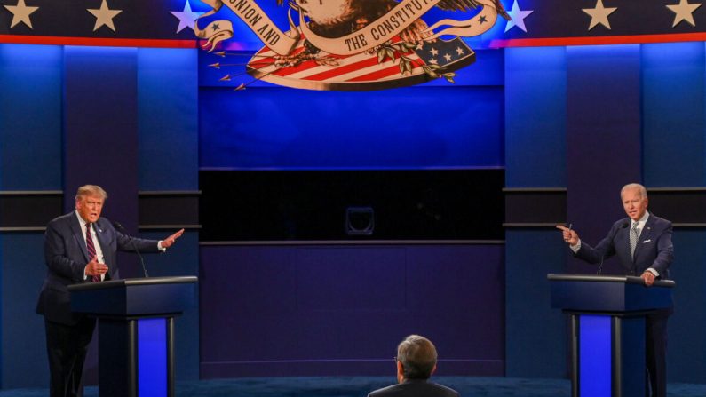 Le président américain Donald Trump (à gauche) et le candidat démocrate à la présidence Joe Biden débattent à l'Université Case Western Reserve et à la clinique de Cleveland, dans l'Ohio, le 29 septembre 2020. (Jim Watson/AFP via Getty Images)
