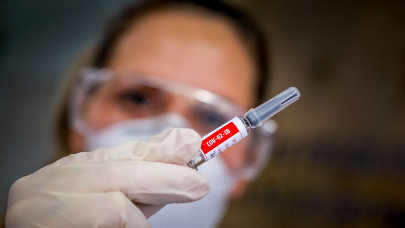 Une infirmière montre un vaccin Covid-19 produit par la société chinoise Sinovac Biotech à l'hôpital Sao Lucas de Porto Alegre, dans le sud du Brésil, le 8 août 2020. (SILVIO AVILA/AFP via Getty Images)