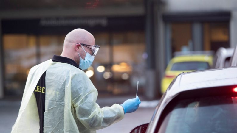 Le médecin-chef Germra Schneider du service des urgences de la municipalité d'Asker et Baerum teste une personne pour le virus du PCC dans une voiture devant le service des urgences à Sandvika, en Norvège, le 2 mars 2020. (Terje Bendiksby/NTB Scanpix/AFP via Getty Images). 