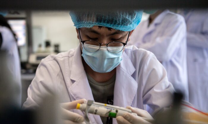 Une opératrice est vue à l'intérieur d'un laboratoire à Pékin le 14 mai 2020. (Nicolas Asfouri/AFP via Getty Images)