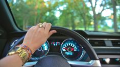 « Conduisez comme une femme » : la nouvelle campagne de sécurité routière bat en brèche les idées reçues