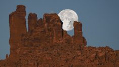Une incroyable séance de photos montre un homme semblant marcher sur la lune au-dessus des falaises du désert de l’Utah