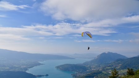 Haute-Savoie: une parapentiste de 63 ans meurt après une chute vertigineuse dans le lac d’Annecy