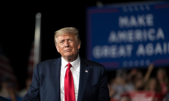 Le président Donald Trump s'adresse à la foule lors d'un rassemblement à Winston Salem, N.C., le 8 septembre 2020. (Sean Rayford/Getty Images)