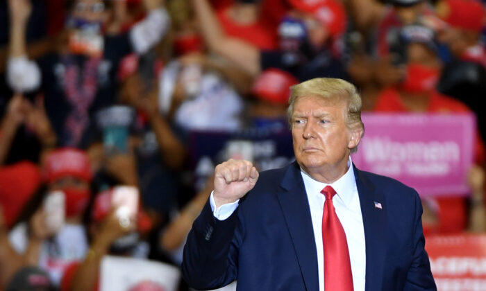 Le président Donald Trump fait un geste après avoir pris la parole lors d'un événement de campagne chez Xtreme Manufacturing à Henderson, Nevada, le 13 septembre 2020. (Ethan Miller/Getty Images)