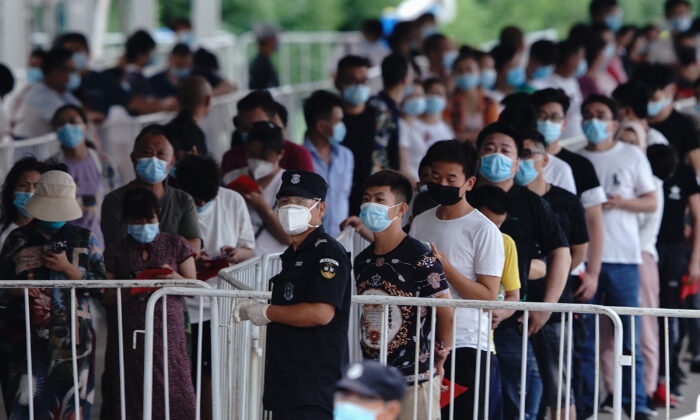 Des personnes qui ont été en contact avec le marché de gros de Xinfadi ou avec quelqu'un qui l'a été, font la queue pour un test d'acide nucléique pour le Covid-19 dans un centre de test à Pékin, en Chine, le 17 juin 2020. (Lintao Zhang/Getty Images)