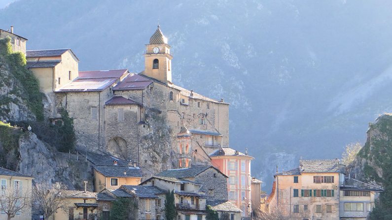 L'entrée nord du village de Saorge (Crédit : Mossot)