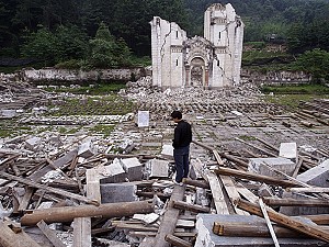 Un homme récupère ce qu'il peut des débris d'une église détruite dans le canton de Bailu à Pengzhou, dans la province du Sichuan, en Chine, le 31 mai 2008. (China Photos/Getty Images)