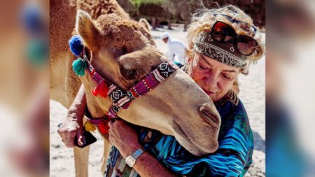 Une Allemande à la retraite vit une vie rudimentaire avec 40 chameaux dans une ferme au milieu du désert à Dubaï
