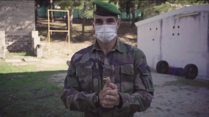 Habitué à tourner des vidéos pour le compte de la Légion étrangère, le major Gérald Michiara s'est de nouveau prêté au jeu dans le cadre d'une séquence destinée à rappeler l'utilité des gestes barrière. Crédit : Légion étrangère. 