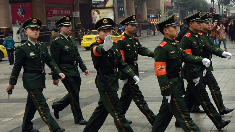 La police paramilitaire chinoise défile dans le centre commercial de Chongqing. (Mark Ralston/AFP/Getty Images)