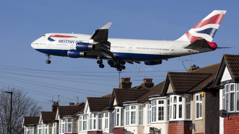 Un avion 747 de British Airways survole les toits de l'aéroport d'Heathrow, dans l'ouest de Londres, le 18 février 2015. (Justin Tallis/AFP via Getty Images)