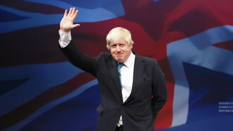 Après avoir prononcé un discours lors de la troisième journée de la conférence du Parti conservateur à Manchester, en Angleterre, le 6 octobre 2015, Boris Johnson, alors maire de Londres, fait signe de la main. (Dan Kitwood/Getty Images)