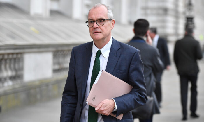 Sir Patrick Vallance, conseiller scientifique en chef, quitte le cabinet après une réunion du COBRA précédant les premières mises à jour publiques quotidiennes à Londres, le 16 mars 2020. (Leon Neal/Getty Images)