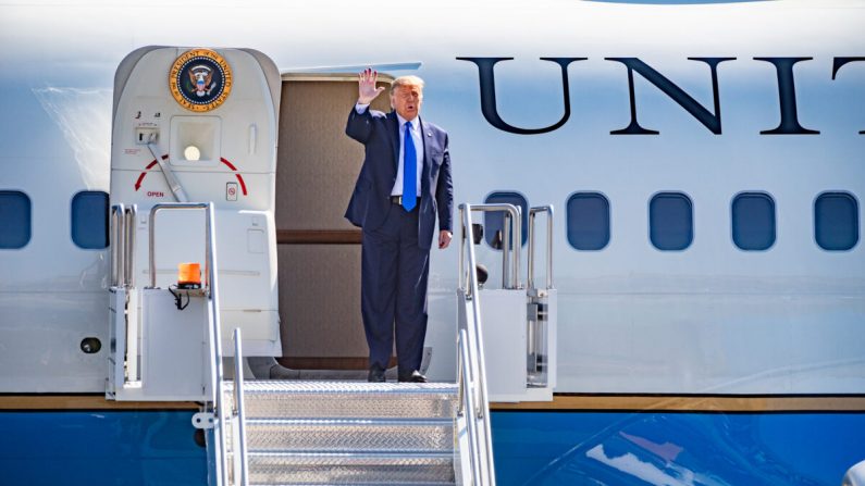 Le président Donald Trump salue des supporters enthousiastes à l'aéroport John Wayne de Santa Ana, en Californie, le 18 octobre 2020. (John Fredricks/The Epoch Times)