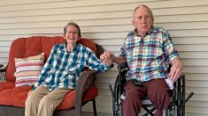 Les retrouvailles d’un couple marié depuis 60 ans après 215 jours de séparation en pleine crise de Covid : vidéo