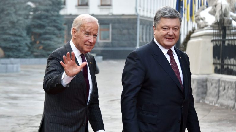 Le 16 janvier 2017, le vice-président Joe Biden arrive à Kiev pour une réunion avec le président ukrainien de l'époque, Petro Porochenko. (Genya Savilov/AFP/Getty Images) 