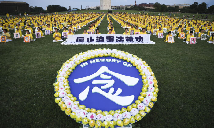 Les pratiquants de Falun Gong participent à une veillée aux chandelles commémorant le 20e anniversaire de la persécution du Falun Gong en Chine, sur la pelouse ouest du Capitole, le 18 juillet 2019. (Samira Bouaou/The Epoch Times)