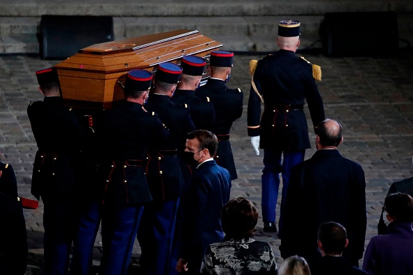 La Garde républicaine porte le cercueil de Samuel Paty dans la cour de l’université de la Sorbonne le 21 octobre sous le regard d’Emmanuel Macron. Crédit : FRANCOIS MORI/POOL/AFP via Getty Images.