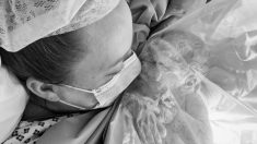 L’image poignante du premier baiser de la maman à son nouveau-né montre la réalité de ce qu’a été un accouchement pendant le confinement