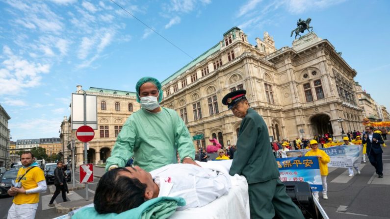 À Vienne, des pratiquants de Falun Gong organisent une manifestation pour sensibiliser sur le prélèvement d'organes dont les pratiquants emprisonnés en Chine font l'objet, lors d'une manifestation contre l'importation d'organes humains de Chine en Autriche, le 1er octobre 2018. (JOE KLAMAR/AFP via Getty Images)
