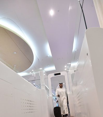 -Un passager traverse un « tunnel intelligent » au terminal 3 de l'aéroport international de Dubaï, aux Émirats arabes unis, le 10 octobre 2018. Il utilise la technologie de reconnaissance faciale, vérifiera les passeports des passagers pendant qu'ils le traverseront. Photo par Giuseppe Cacace / AFP via Getty Images.