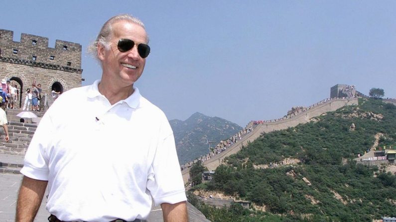 Joe Biden, alors président de la commission des relations étrangères du Sénat américain, visite la Grande Muraille de Chine à Badaling, au nord de Pékin, le 10 août 2001. (Greg Baker/POOL/AFP via Getty Images)
