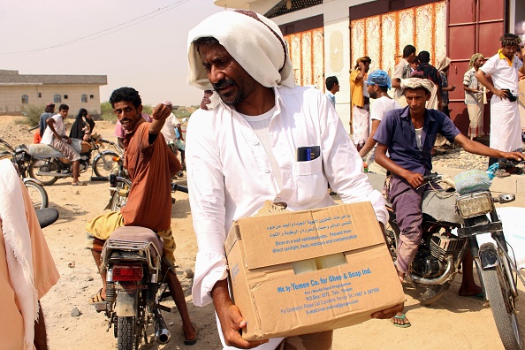 Les Yéménites déplacés des zones proches de la frontière avec l'Arabie Saoudite transportent l'aide alimentaire du Programme alimentaire mondial (PAM), dans le district nord d'Abs, dans la province de Hajjah, le 8 juillet 2019. (Photo : ESSA AHMED/AFP via Getty Images)