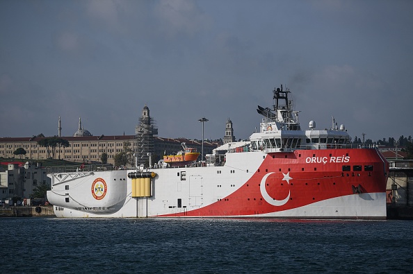 - Le 23 août 2019 à Istanbul montre une vue du navire de recherche sismique Oruc Reis qui recherche des réserves d'hydrocarbures, de pétrole, de gaz naturel et de charbon en mer. Photo par Ozan Kose / AFP via Getty Images.