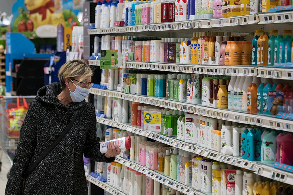 Faut-il vraiment désinfecter ses achats pour éviter la contamination ou la propagation du coronavirus ? (SEBASTIEN BOZON/AFP via Getty Images)