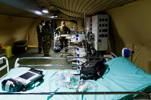 Un hôpital militaire installé au pied de l'hôpital Émilie Muller à Mulhouse, en mars 2020. (SEBASTIEN BOZON/POOL/AFP via Getty Images)