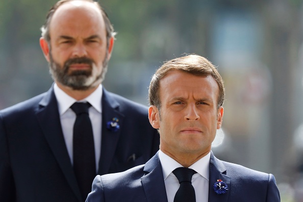Le Président Emmanuel Macron et le Premier ministre Édouard Philippe arrivent pour une cérémonie marquant la fin de la Seconde Guerre mondiale à l'Arc de Triomphe à Paris le 8 mai 2020. (Photo : CHARLES PLATIAU/POOL/AFP via Getty Images)
