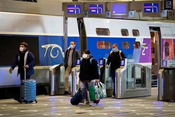 Des passagers d'un TGV portant un masque (THOMAS SAMSON/AFP via Getty Images)