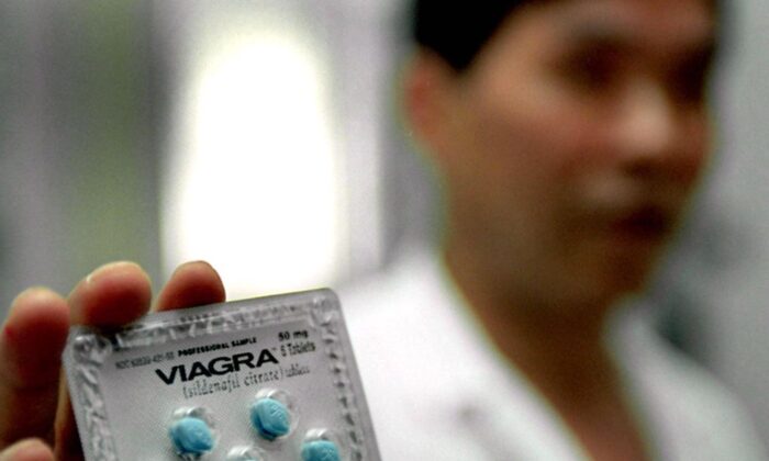 Un médecin chinois montre le médicament contre l'impuissance Viagra, dans un hôpital de Shanghai le 5 juillet 2000. (Liu Jin/AFP via Getty Images)