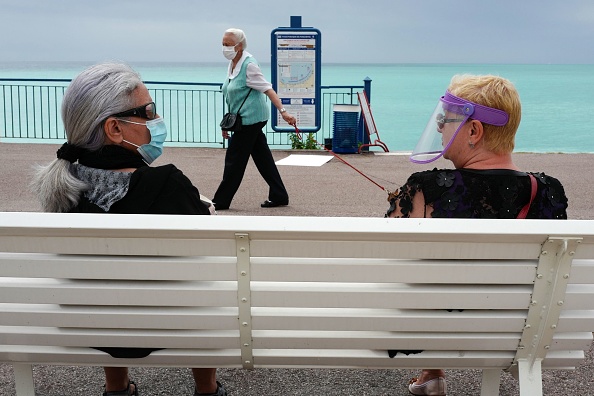 Les "visières menton", ces objets transparents qui ne couvrent que le bas du visage, ne sont pas considérés comme des masques de protection et les porter ne protège pas d'une amende. (Photo VALERY HACHE/AFP via Getty Images)