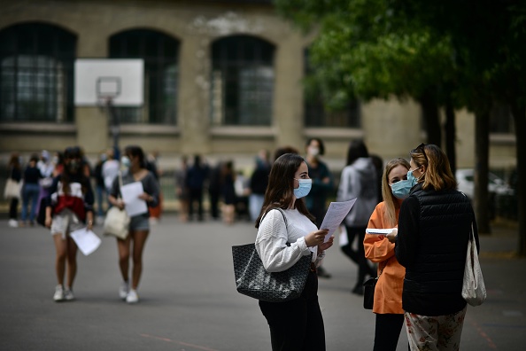 Les lycéens et collégiens doivent porter un masque en classe et même dans les cours de récréation. (MARTIN BUREAU/AFP via Getty Images)