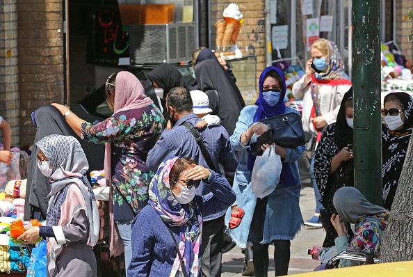 En Iran, les femmes iraniennes ou étrangères doivent sortir la tête voilée et le corps couvert d'un vêtement ample plus ou moins long. (Photo : ATTA KENARE/AFP via Getty Images)