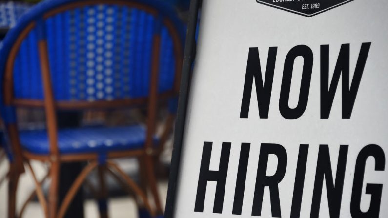 "On embauche maintenant" pouvait-on lire sur une pancarte d'un restaurant de Virginie aux États-Unis (OLIVIER DOULIERY/AFP via Getty Images)