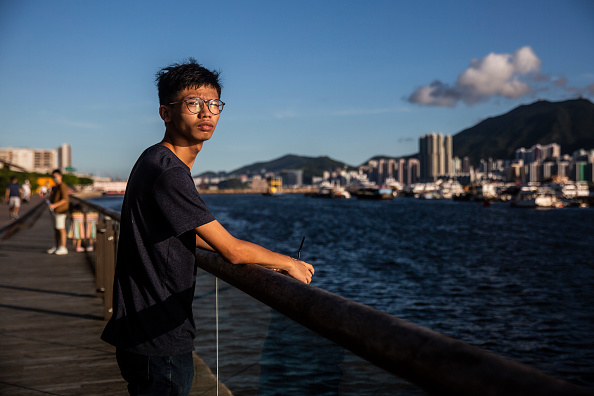 -Tony Chung près de l'eau à Hong Kong, le crime présumé de Chung était d'écrire sur les réseaux sociaux, le 8 août 2020. Photo par Isaac Laurence / AFP via Getty Images.