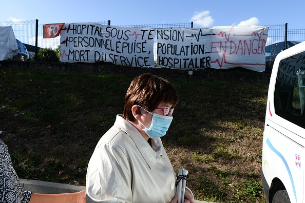 Manifestation des infirmières et du personnel soignant à l'hôpital de Laval dans le nord-ouest de la France, le 21 août 2020. (Photo : JEAN-FRANCOIS MONIER/AFP via Getty Images)